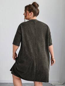 SHEIN CURVE+ 大码休闲卡通“坏女孩”英文印花连衣裙，女士夏季海滩装扮/沙滩裙/海滩度假装/海滩必备/毕业典礼/下午茶派对连衣裙，夏季吊带裙/乡村风/海滩度假装/海滩装/沙滩服饰 - 深灰色 - 查看 2