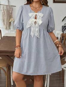 SHEIN VCAY 大码女式度假蕾丝蝴蝶结装饰条纹短泡泡袖可爱连衣裙 - 藍白色 - 查看 1