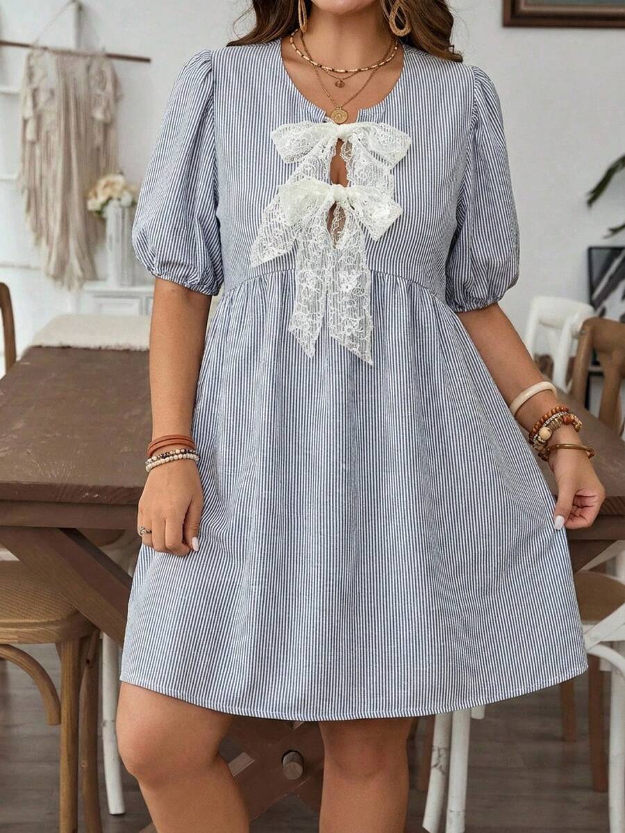 SHEIN VCAY 大码女式度假蕾丝蝴蝶结装饰条纹短泡泡袖可爱连衣裙 - 藍白色 - 查看 1