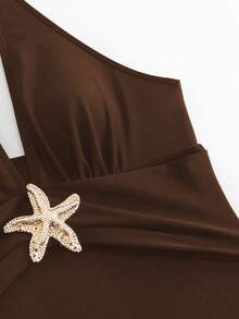 Swim Oasis 一件式加大码纯色连体泳衣，配有金属配饰和罩裙，简约设计，适合女性日常穿着和夏季海滩度假。 - 咖啡棕 - 查看 7