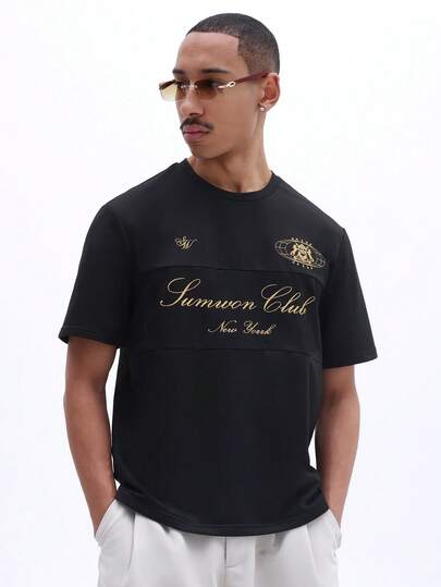 SUMWON 男士黑色 Premium Club New York 短袖圆领 T 恤，金色字母印花，常规版型