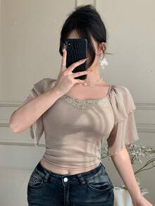 DAZY Áo thun nữ ôm dáng, bóng bẩy, phối ren tương phản, viền bèo nhún, thích hợp cho mùa hè. - Màu be - Xem 3
