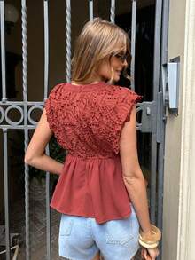 SHEIN Frenchy 女士休闲镂空刺绣拼接荷叶边下摆无袖衬衫 - 紅木色 - 查看 2