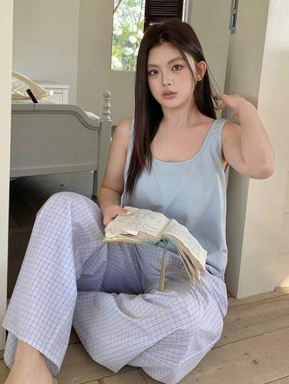 Dazy Plus Bộ đồ ngủ 2 món mùa xuân/hè, áo hai dây dệt kim màu trơn và quần pajama rộng kẻ caro, cỡ lớn dành cho nữ.