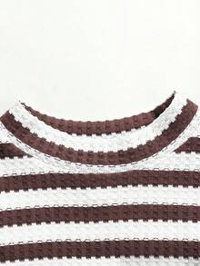 SHEIN 少女休闲度假优雅条纹提花针织修身褶皱短袖上衣和配套长裤套装 条纹套装 条纹两件套 条纹长裤 条纹上衣 少女套装 少女夏季服装 少女裤装 春夏条纹短袖套装 - 棕色 - 查看 4