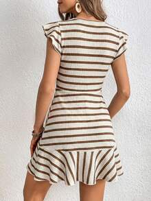 SHEIN Clasi 女士圆领短袖收腰条纹短裙，适合日常穿着，多种场合皆宜。夏季连衣裙，女士迷你连衣裙，荷叶边下摆连衣裙，短袖连衣裙，夏季优雅连衣裙，女士连衣裙，条纹连衣裙，女士休闲连衣裙，女士度假连衣裙，夏季休闲连衣裙，休闲中长连衣裙，条纹连衣裙，短袖夏季连衣裙，春夏女装。女士度假连衣裙，波西米亚风连衣裙，女士碎花夏季连衣裙，夏季休闲连衣裙，西班牙乡村风格女装，女士夏季连衣裙，女士夏季套装，度假装，女士度假连衣裙，荷叶边袖连衣裙，女士夏季连衣裙，女士休闲连衣裙，女士连衣裙，女士夏季套装，女士夏季套装。 - 杏色 - 查看 5