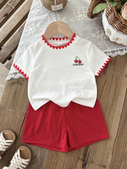 SHEIN Conjunto deportivo de niña bebé de verano con blusa de punto blanca de manga corta con estampado de cerezas lindas y shorts de punto rojos a juego