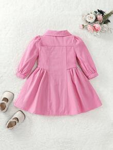 SHEIN Playful Pals 2026春秋新款女婴粉色牛仔翻领单排纽扣蝴蝶结装饰连衣裙，时尚公主风，休闲舒适百搭，春秋粉色牛仔翻领蝴蝶结连衣裙 - 粉色 - 查看 2