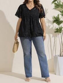 大码女式V领镂空荷叶边短袖单排扣黑色娃娃衫，适合音乐节、节日、毕业典礼、优雅婚礼及活动、沙滩派对等场合。 - 黑色 - 查看 6