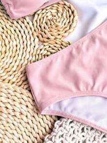SHEIN Bộ bikini màu trơn không dây đeo vai, thắt nơ, đính trang sức kim loại cho bé gái tuổi teen, thích hợp cho mùa hè, bộ đồ bơi/trang phục đi biển/đồ bơi hai mảnh/đồ bơi cho thiếu nữ, bộ bikini màu hồng có nơ, bikini màu hồng nhạt, bộ bikini màu hồng, đồ bơi hai mảnh màu hồng, đồ bơi cổ yếm màu hồng. - Hồng - Xem 5