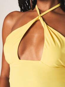 MISSGUIDED Women's Halter Neck Tie Strap Sleeveless Summer Tank Top With Keyhole Cutout Detail Casual Yellow Backless Beach Vacation Cropped - Yellow - View 2