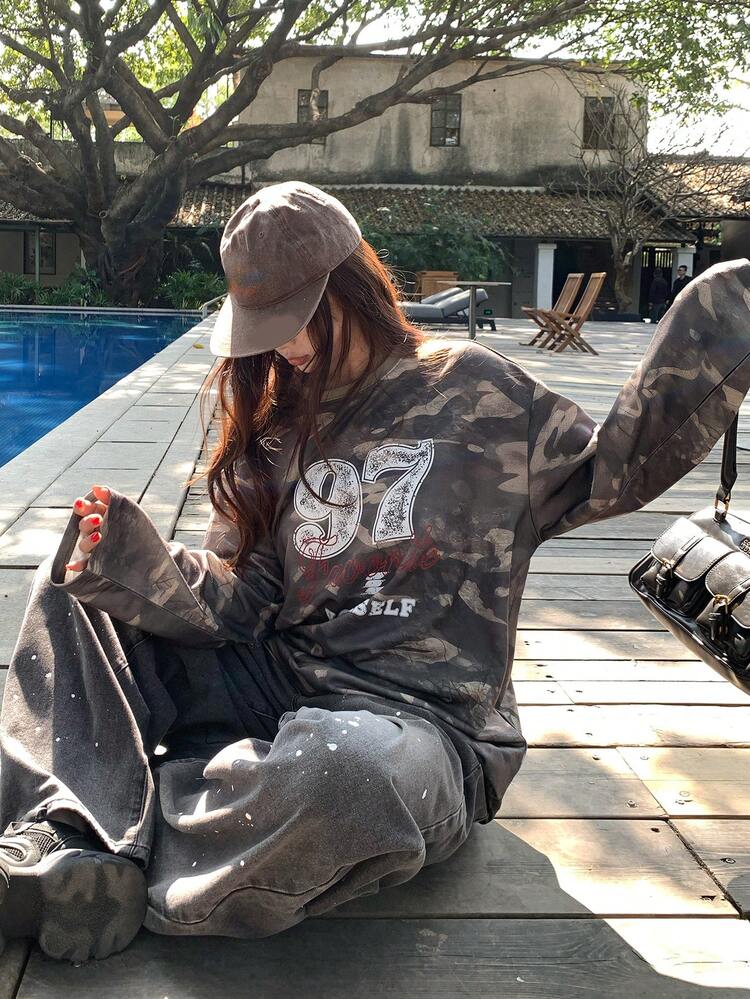 Women's Casual Loose Fit Camo Print Round Neck Drop Shoulder Long Sleeve T-Shirt Oversized