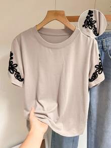 SHEIN Frenchy 女士休闲百搭圆领短袖T恤，饰有贴花，简约宽松圆领3D立体花卉刺绣短袖T恤，百搭舒适，适合日常穿着、夏季假期、度假穿着，可爱刺绣上衣，休闲上衣，女士短袖上衣 - 杏色 - 查看 9