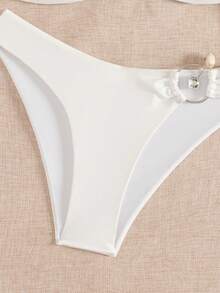 Swim Chiccia Ensemble de bikini élégant 2 pièces en satin blanc avec Top bandeau à bretelles amovibles et bas triangle taille basse - Blanc - Voir 6