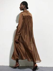 Aveloria Modichic 深咖啡色薄纱连衣裙，轻盈飘逸，复古现代风格，适合晚宴、职场及优雅日常场合。特色包括：翻领、带袖口的长袖、圆环系带腰身、修身剪裁。面料如丝般柔软，轻盈舒适。关键词：薄纱连衣裙、复古长袖连衣裙、系带腰身、飘逸、丝般面料、现代优雅、职业装连衣裙、夏秋新品、欧美时尚。女士西装领深V领泡泡袖长袖系带连衣裙 - 咖啡棕 - 查看 3