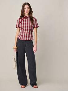 Nöista 这款红白格纹短袖改良旗袍上衣采用经典的中国风斜襟设计，配以打结纽扣和立领。修身剪裁，精致的滚边细节，使其既适合春夏的正式场合，也适合休闲场合穿着。 - 紅色 - 查看 6