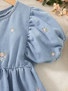 SHEIN Playful Pals Đầm denim cho bé gái mùa xuân thu kiểu đồng quê mới ngọt ngào màu xanh nhạt, chất liệu denim bạc màu, cổ tròn, tay phồng, thêu hoa nhỏ nhiều màu sắc, eo thắt, dáng chữ A. Chất liệu denim cotton cao cấp thoải mái, trang phục cơ bản hàng ngày đến trường, váy denim cotton cho kỳ nghỉ xuân thu, đầm denim thêu cho bé gái. - Rửa nhẹ - Xem 6