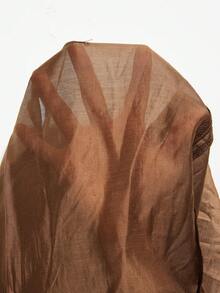 Aveloria Modichic 丝滑缎面质感，深巧克力棕色调，简约现代风格，圆领无袖设计，前中开衩细节，面料触感顺滑，宽松直筒剪裁，光泽度高，轻盈透气，适合通勤、办公、晚宴、艺术展览、时尚派对等各种场合。前短后长设计，女士圆领无袖宽松亮面加长衬衫 - 咖啡棕 - 查看 7