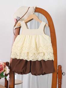 SHEIN 两件套女童方领无袖短裤套装，蕾丝图案上衣搭配棕色荷叶边短裤，休闲度假甜美复古可爱女童夏季服装 - 白色 - 查看 2