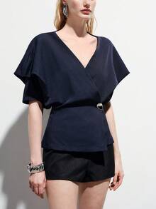 Aveloria Modichic 时尚通勤风现代高端建筑感廓形宽肩深V领收腰金属扣装饰短款西装外套 - 藏蓝色 - 查看 3