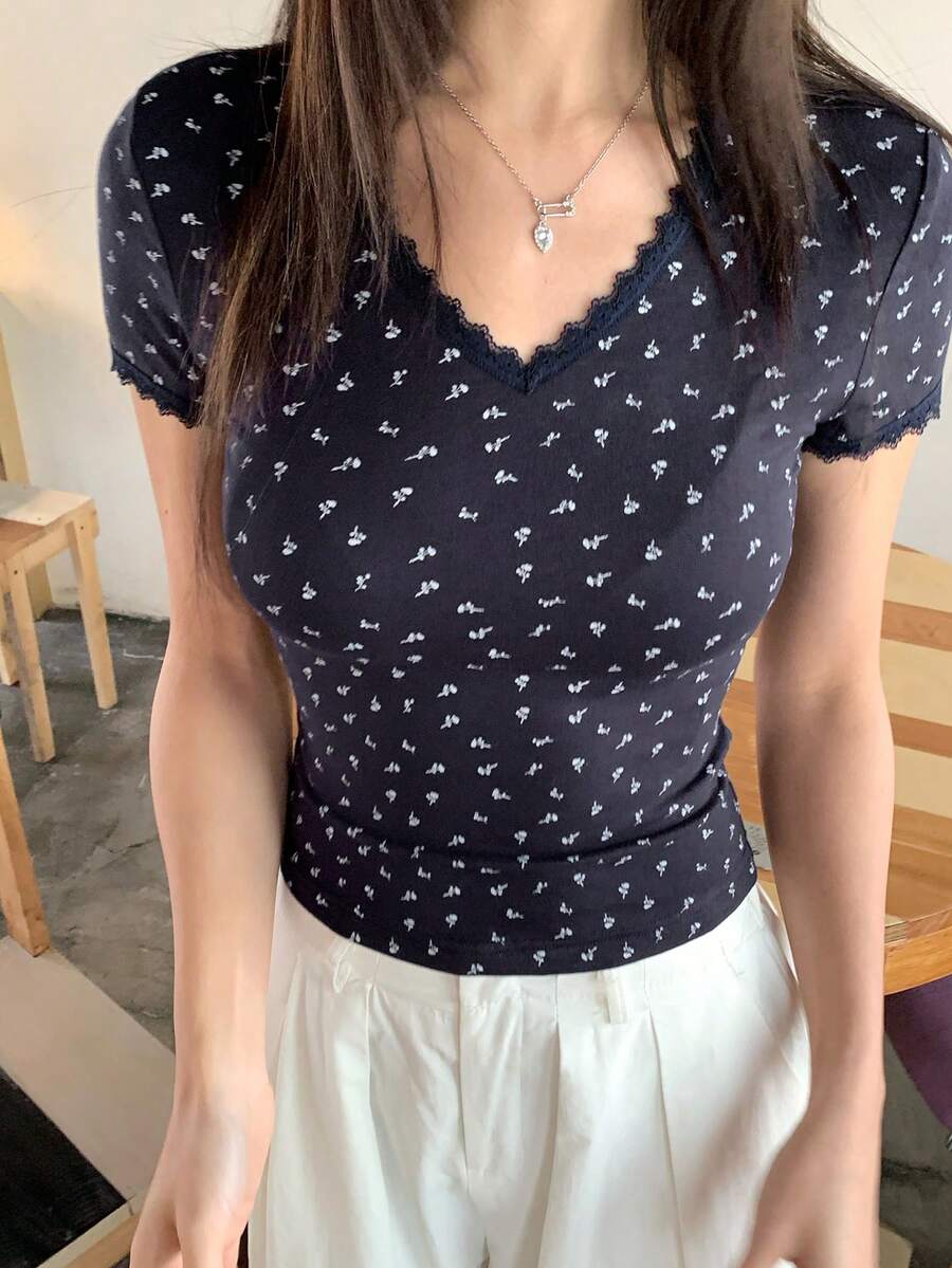 DAZY 女士夏季新款撞色蕾丝V领碎花修身短袖T恤 - 藍色 - 查看 1