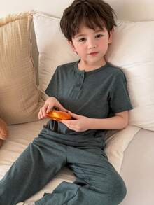 DAZY Young Boy Solid Color Short Sleeve Top And Pants Pajama Set - Green - View 1
