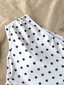 SHEIN Áo croptop dệt kim màu trắng dành cho bé gái tuổi teen, kiểu dáng tối giản, họa tiết chấm bi, dáng bất đối xứng, xếp ly, thích hợp cho mùa xuân/hè, phong cách thường ngày, cá tính, mặc hàng ngày. Áo kiểu chấm bi, áo lệch vai, áo chấm bi, áo chấm bi tay ngắn, áo dễ thương, áo chấm bi, áo chấm bi dễ thương. - trắng - Xem 5