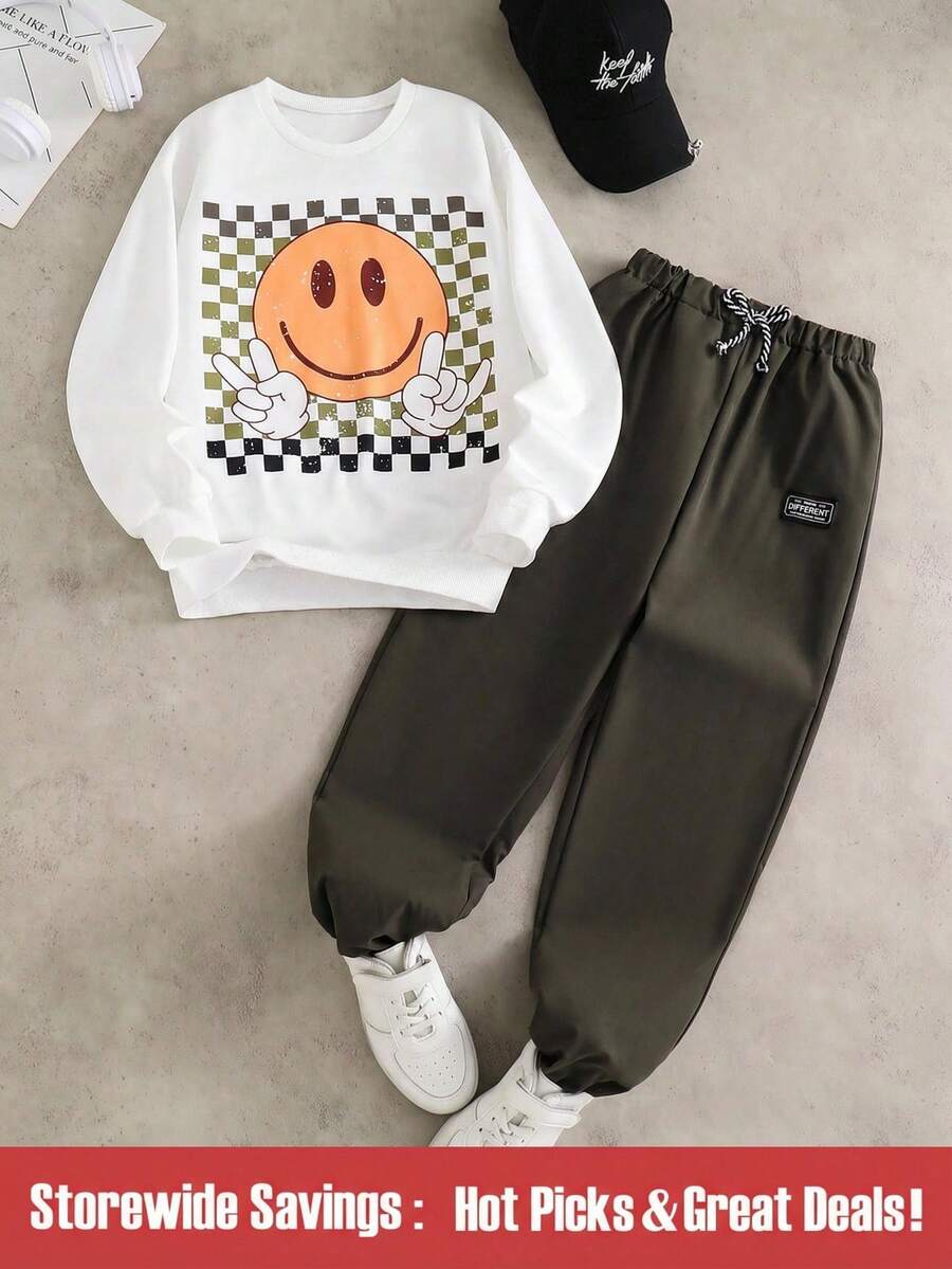 SHEIN 2 件/套青少年男孩时尚白色连帽衫搭配橄榄绿色裤子，是青少年男孩的时尚服装，连帽衫采用绿色图案印花，面料柔软舒适，适合春秋季穿着，适合上学、郊游等。 - 軍綠色 - 查看 1