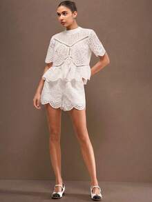 Muvela 2026春夏新款全白镂空刺绣蕾丝拼接褶皱荷叶边下摆衬衫，松紧腰波浪边短裤时尚两件套，复古学院风波西米亚度假风奢华派对优雅嘉年华 - 白色 - 查看 2