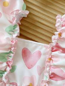 SHEIN Playful Pals 女婴夏季编织吊带连衣裙，通体粉色，饰以可爱的花朵和爱心印花图案，清新自然。连衣裙肩部采用弹性荷叶边设计，完美展现夏日风情，优雅活泼又不失可爱气质。A字廓形，轻盈面料，适合假日派对、花童、观光、拍照等各种场合。 - 彩色 - 查看 7