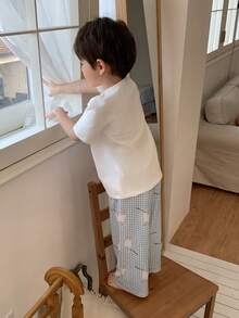 Dazy Kids Conjunto de pijama de niño pequeño con top de manga corta de cuello redondo de unicolor y pantalones a cuadros para verano - Blanco - Ver 2