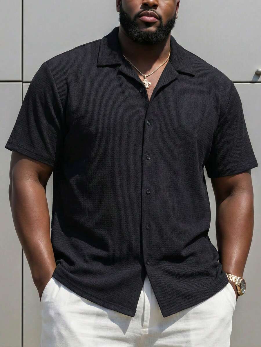 Manfinity Homme 男裝大尺碼夏季純色短袖休閒襯衫，扣上純黑色城市襯衫 - 黑色 - 查看 1