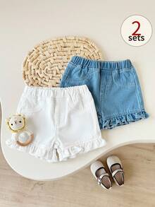 SHEIN Playful Pals 2件套女童牛仔短裤，水洗浅蓝色+白色，休闲甜美度假时尚设计，个性简约百搭，弹性腰带，仿口袋，荷叶边下摆，宽松牛仔短裤，柔软舒适棉质牛仔效果，适合日常、聚会、上学、通勤，春秋季新品上市。 - 彩色 - 查看 8