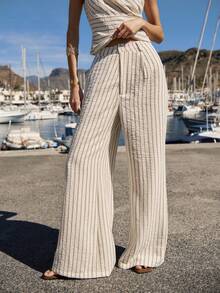 Nöista 这款米色条纹单肩上衣搭配高腰阔腿裤套装，优雅大方，宽腰带设计凸显腰部线条。面料抗皱、触感柔软，垂感和透气性俱佳，是春夏度假造型的理想之选。 - 杏色 - 查看 8
