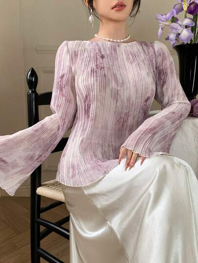 DAZY Áo thun nữ cổ tròn in họa tiết retro Pháp, tay loe, dáng ôm.