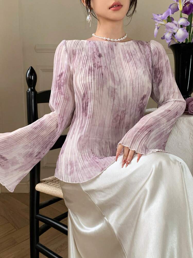 French Retro Printed Round Neck T-Shirt, Flared Sleeve Design, Fitted Women Top