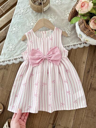 SHEIN Różowo-biała sukienka w paski bez rękawów dla dziewczynek z dużą kokardą, z nadrukiem motyli na całej powierzchni, słodka i urocza, odpowiednia do noszenia na co dzień