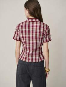 Nöista 这款红白格纹短袖改良旗袍上衣采用经典的中国风斜襟设计，配以打结纽扣和立领。修身剪裁，精致的滚边细节，使其既适合春夏的正式场合，也适合休闲场合穿着。 - 紅色 - 查看 2