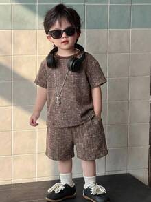 DAZY Set de 2 piezas de camiseta de manga corta de cuello redondo y pantalones cortos casuales de estilo coreano para bebé niño en verano - Café integral - Ver 3