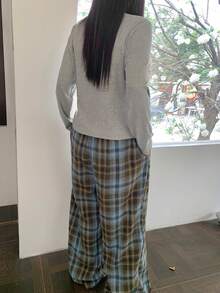 Dazy Plus Conjunto de pijama con top de manga larga de cuello en V de unicolor y pantalones a cuadros - Gris - Ver 4