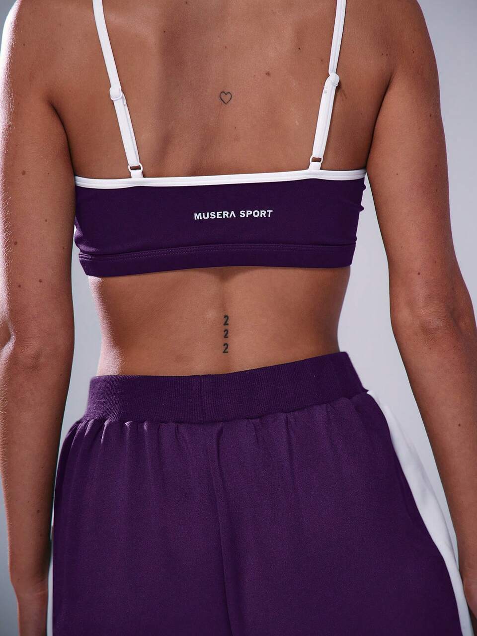 Soutien-gorge de sport à bretelles fines avec bordure contrastée, idéal pour la randonnée, le fitness, le padel, le tennis, le pickleball et la salle de gym en automne et en hiver