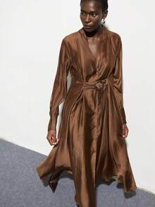 Aveloria Modichic 深咖啡色薄纱连衣裙，轻盈飘逸，复古现代风格，适合晚宴、职场及优雅日常场合。特色包括：翻领、带袖口的长袖、圆环系带腰身、修身剪裁。面料如丝般柔软，轻盈舒适。关键词：薄纱连衣裙、复古长袖连衣裙、系带腰身、飘逸、丝般面料、现代优雅、职业装连衣裙、夏秋新品、欧美时尚。女士西装领深V领泡泡袖长袖系带连衣裙 - 咖啡棕 - 查看 1