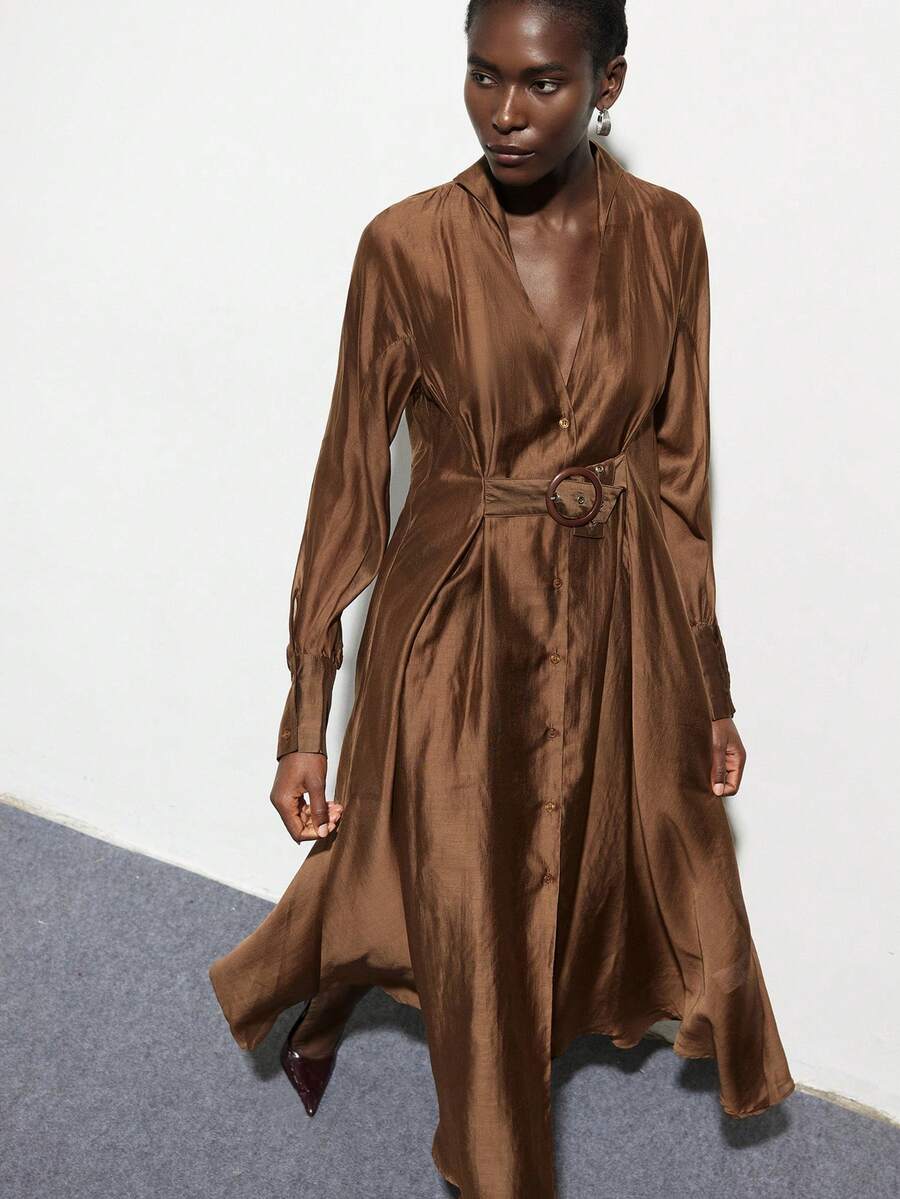 Aveloria Modichic 深咖啡色薄纱连衣裙,轻盈飘逸,复古现代风格,适合晚宴、职场及优雅日常场合。特色包括:翻领、带袖口的长袖、圆环系带腰身、修身剪裁。面料如丝般柔软,轻盈舒适。关键词:薄纱连衣裙、复古长袖连衣裙、系带腰身、飘逸、丝般面料、现代优雅、职业装连衣裙、夏秋新品、欧美时尚。女士西装领深V领泡泡袖长袖系带连衣裙 - 咖啡棕 - 查看 1