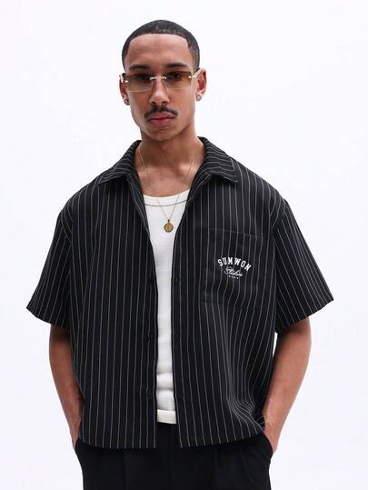 SUMWON Camisa de manga corta con botones y estampado en el pecho, de corte regular, de estilo casual de verano para hombre