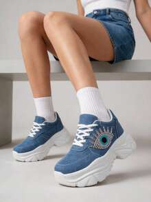 Zapatillas deportivas casuales de plataforma alta con diseño bordado estilo ojo esmaltado, detalles en pedrería, acabado denim, cordones blancos, estructura gruesa y suela robusta, inspiradas en la moda urbana contemporánea, perfectas para outfits juveniles, resistentes, con interior acolchado y plantilla extraíble de tela suave, brindan estilo distintivo y comodidad diaria, realzan la figura y el porte, disponibles en diferentes colores de acabado - Azul - Ver 1