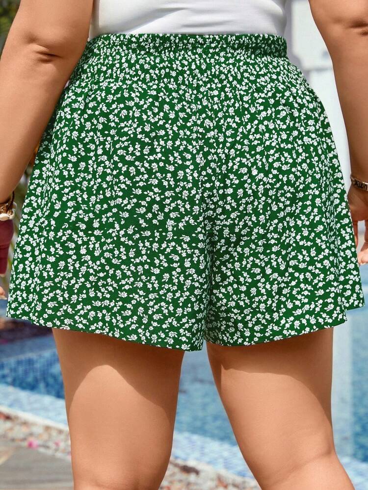 Plus Size Women Ditsy Floral Pocketed Casual Loose Shorts