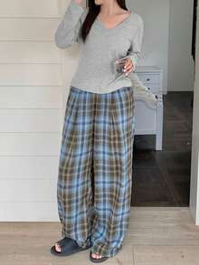 Dazy Plus Conjunto de pijama con top de manga larga de cuello en V de unicolor y pantalones a cuadros - Gris - Ver 7