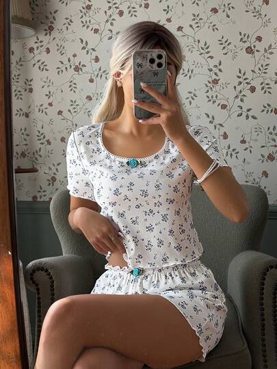 SHEIN Conjunto de pijama con camiseta de manga corta de cuello redondo y pantalones cortos decorado con pequeñas flores románticas para mujer