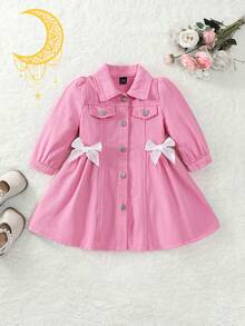 SHEIN Playful Pals 2026春秋新款女婴粉色牛仔翻领单排纽扣蝴蝶结装饰连衣裙，时尚公主风，休闲舒适百搭，春秋粉色牛仔翻领蝴蝶结连衣裙 - 粉色 - 查看 1