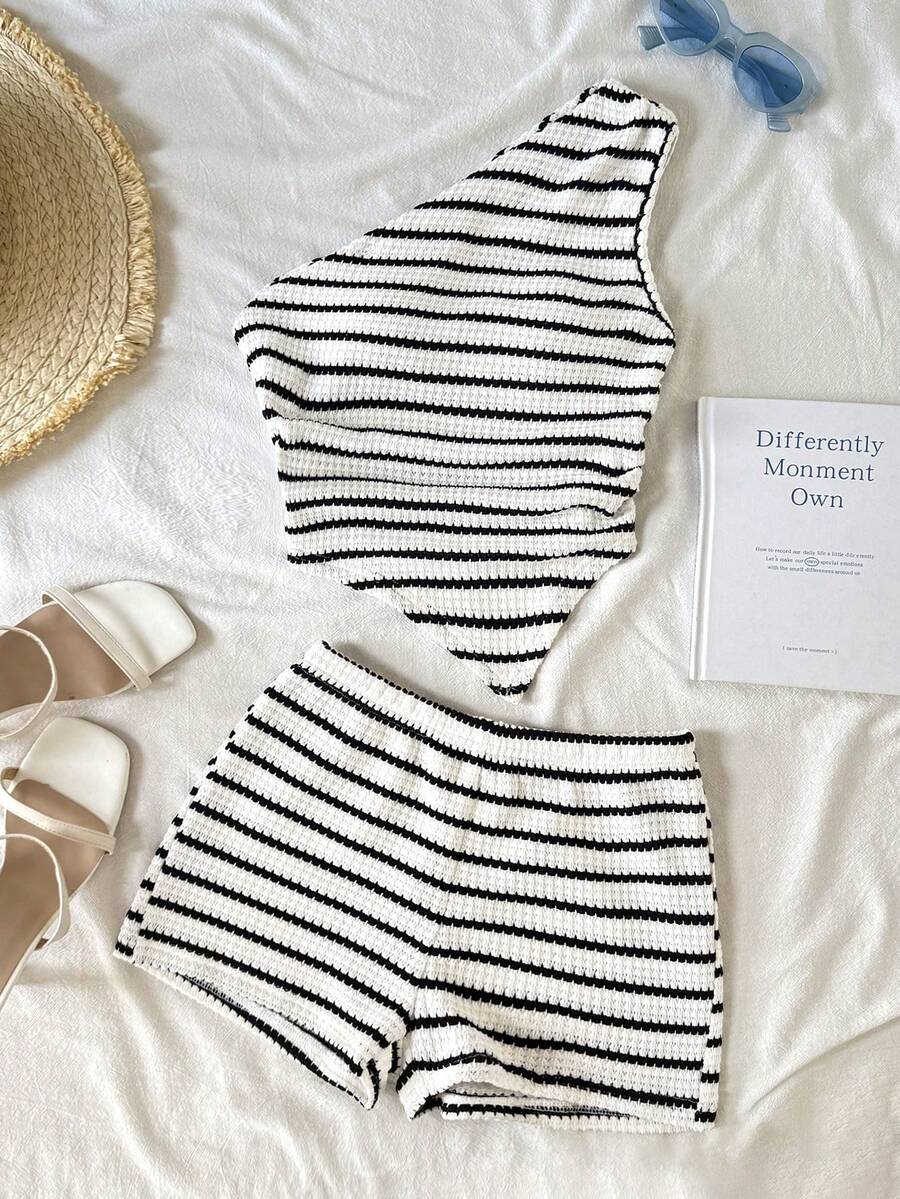 SHEIN 少女休闲不对称纹理条纹露脐不对称下摆背心和短裤两件套 - 黑與白 - 查看 1